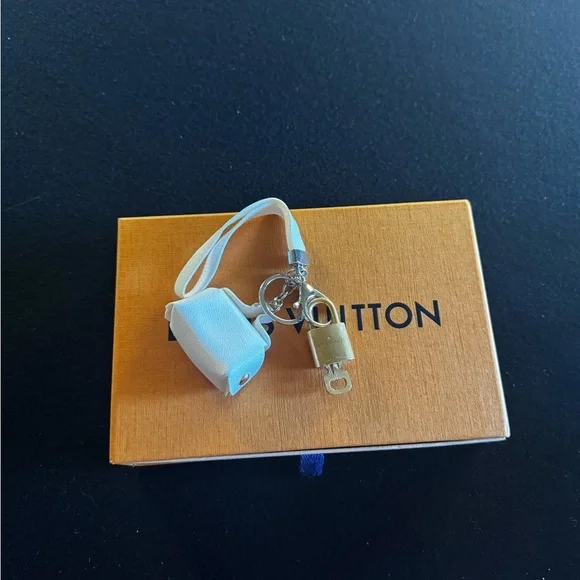 Louis Vuitton vintage lock and key set makes a beautiful gift comes with charm - Picture 4 of 12